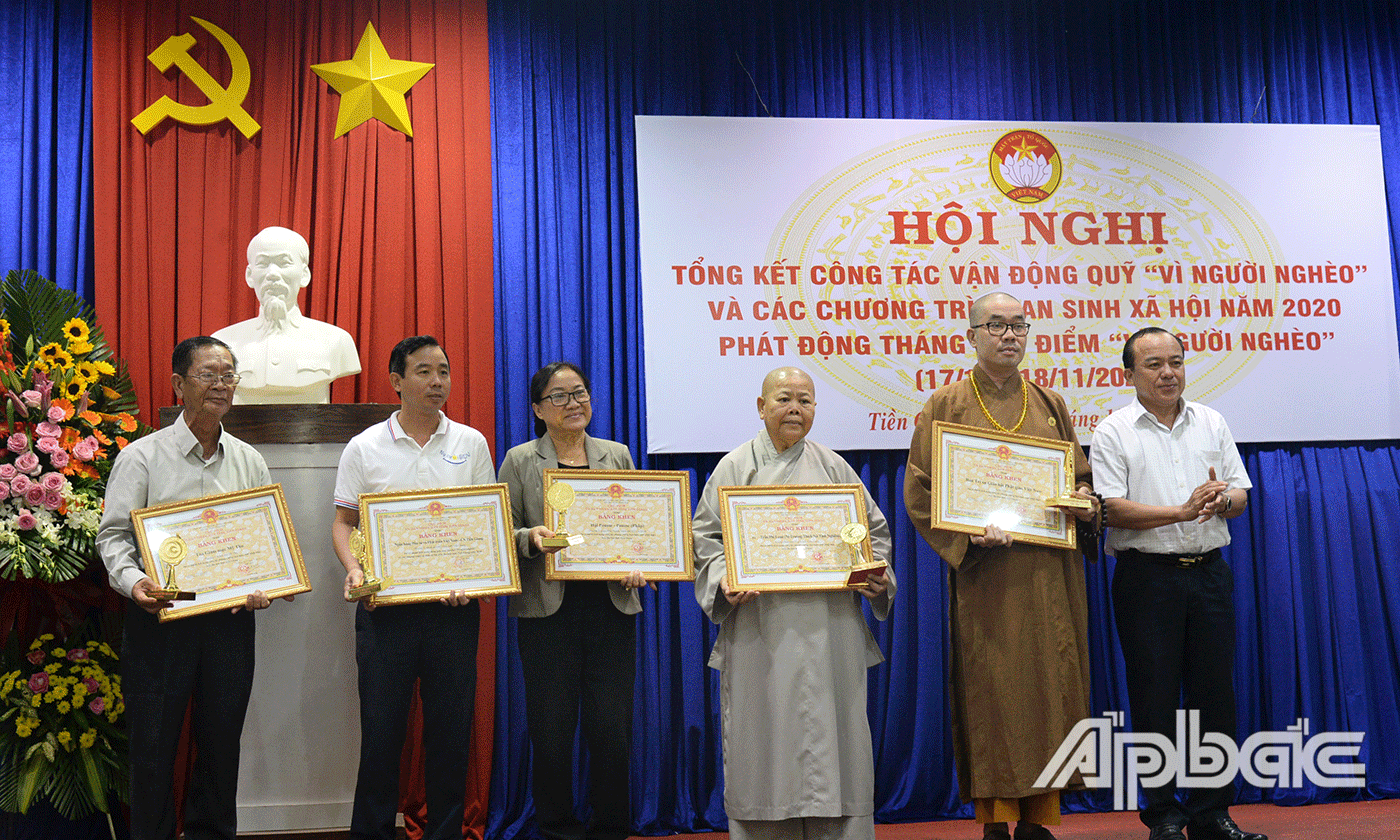 Đồng chí Nguyễn Chí Trung trao bằng khen của UBND tỉnh cho các tập thể, cá nhân.