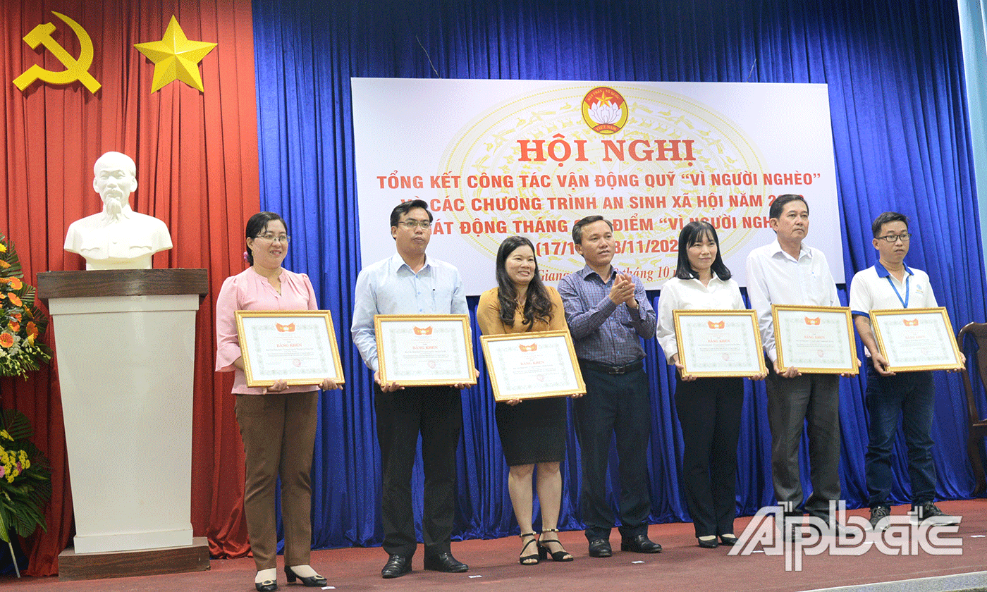 Đồng chí Trần Văn Thi, Phó Chủ tịch Ủy ban MTTQ tỉnh trao bằng khen của MTTQ tỉnh cho các tập thể.