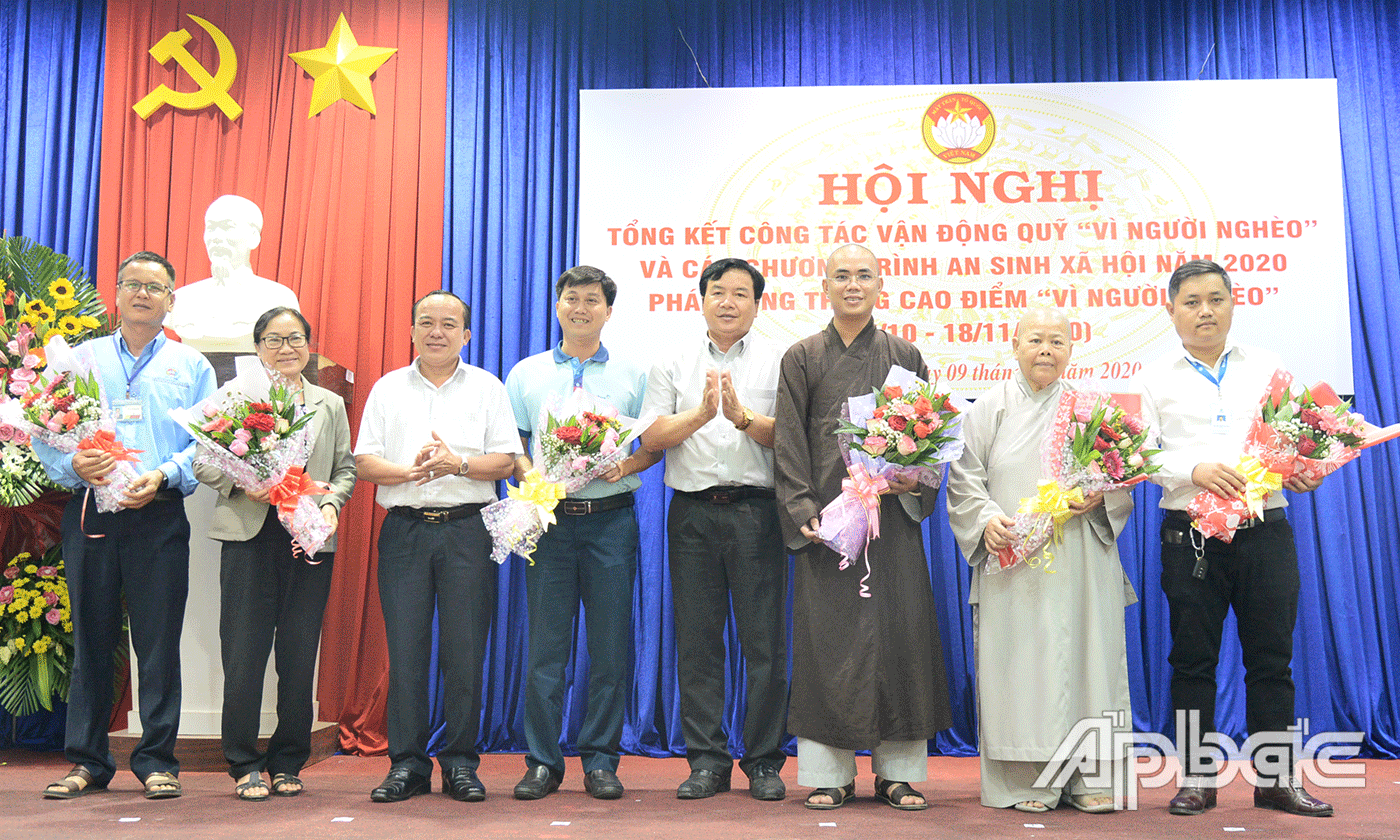Chủ tịch Ủy ban MTTQ tỉnh hoa hoa cám ơn các đơn vị, doanh nghiệp, tôn giáo đã hỗ trợ Qũy Vì người nghèo và công tác an sinh xã hội của tỉnh.