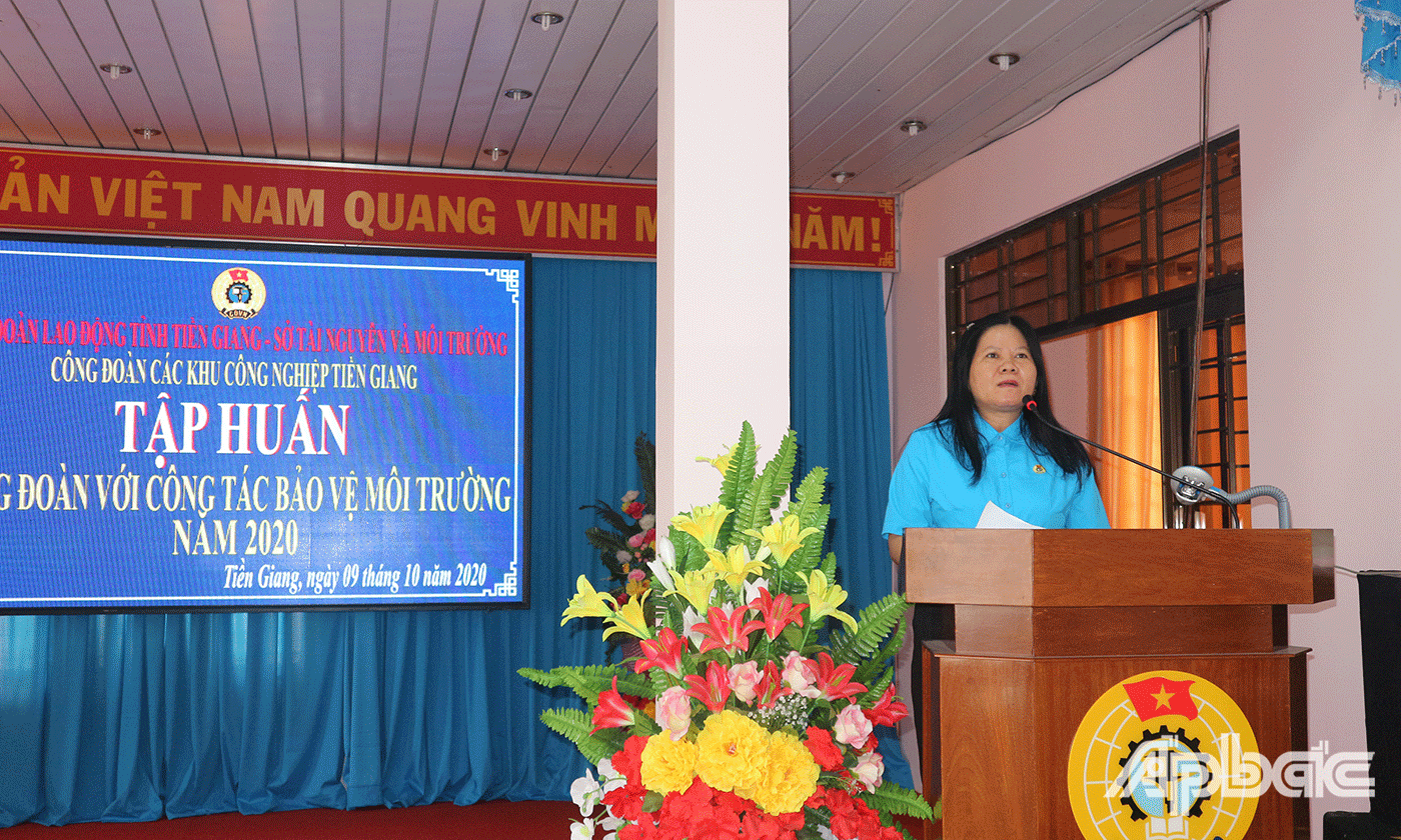 Đồng chí Nguyễn Thị Thùy Dương  Chủ tịch Công đoàn các Khu công nghiệp tình Tiền Giang  phát biểu tại buổi tập huấn