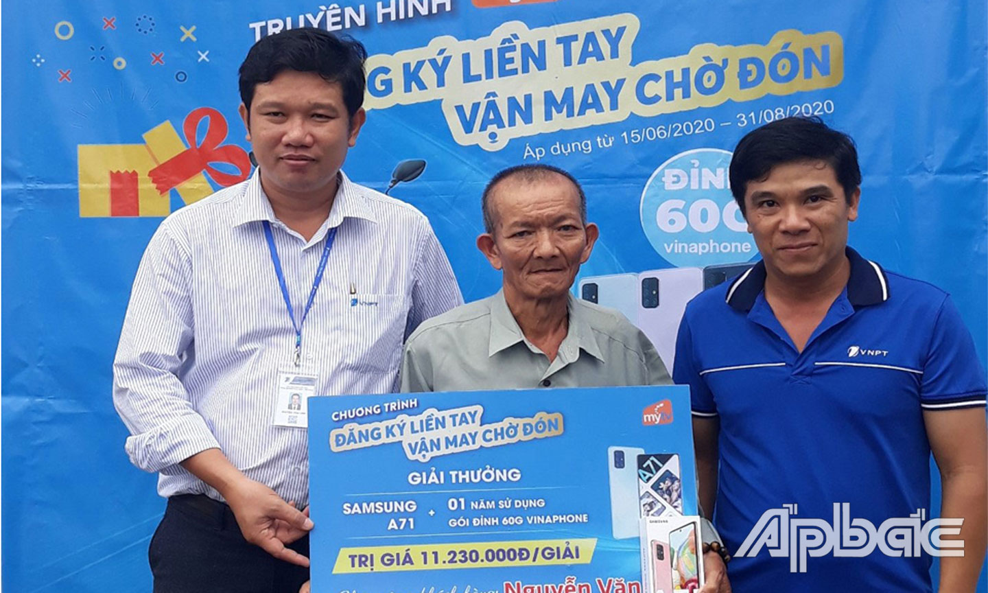 Ông Nguyễn Hoài Linh - PGD VNPT-VinaPhone Tiền Giang trao thưởng cho khách hàng Nguyễn Văn Hải.