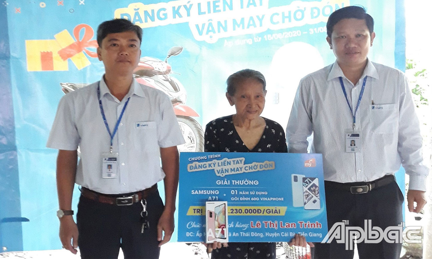 Ông Nguyễn Hoài Linh - PGD VNPT-VinaPhone Tiền Giang & Ông Võ Anh Sơn- GD VinaPhone Cái Bè trao thưởng cho khách hàng Lê Thị Lan Trinh.