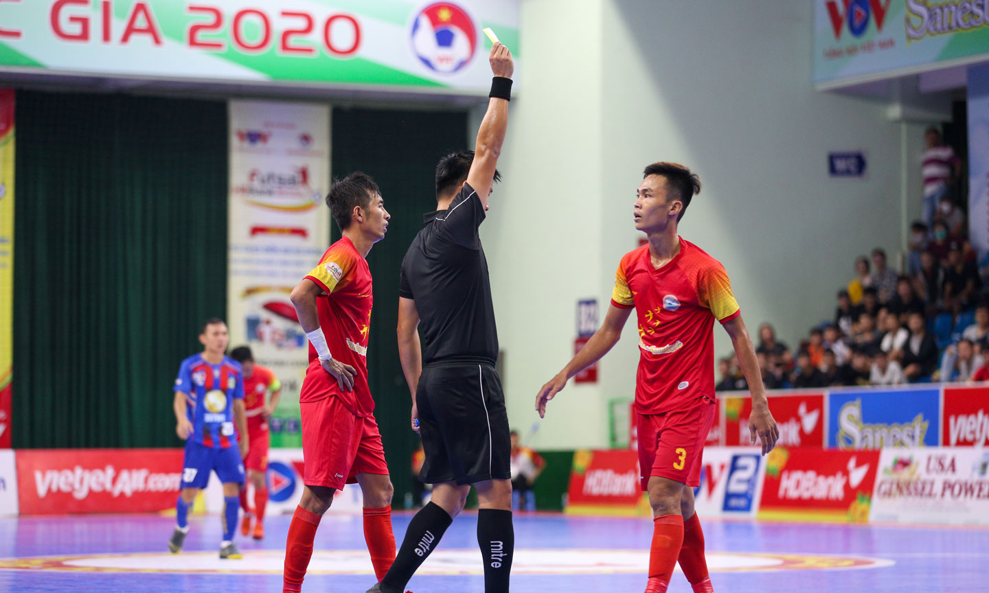Trận đấu diễn ra khá quyết liệt, trọng tài liên tục sử dụng nhiều thẻ vàng để cảnh cáo cầu thủ
