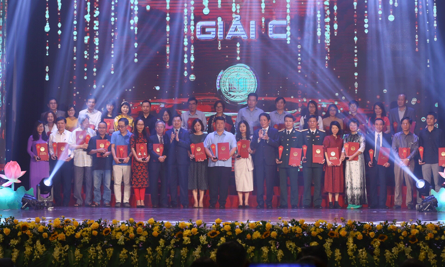 Các tác giả đạt giải C. - Ảnh: VGP/Đình Nam