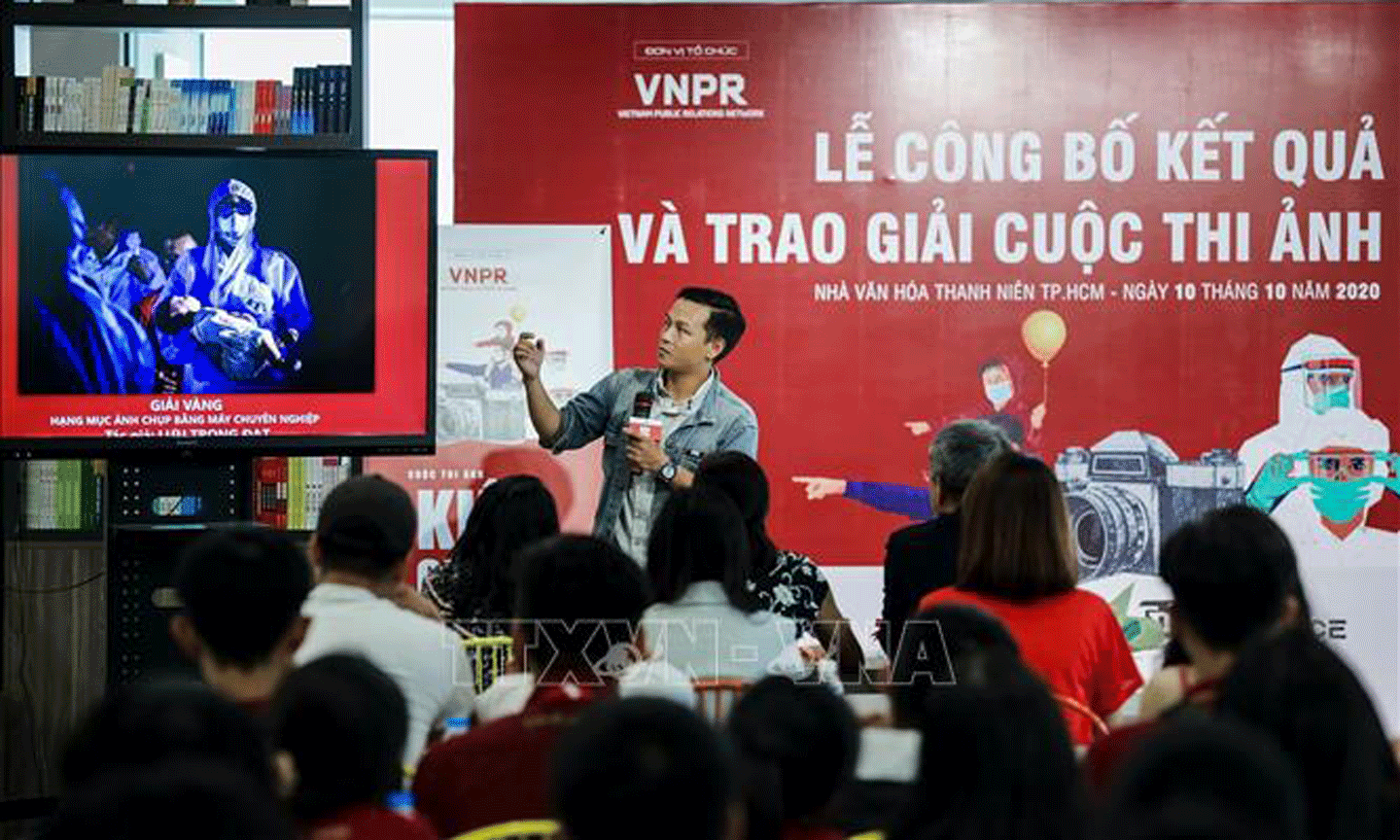 Tác giả Lưu Trọng Đạt (TTXVN) giới thiệu tác phẩm đoạt giải Vàng hạng mục 