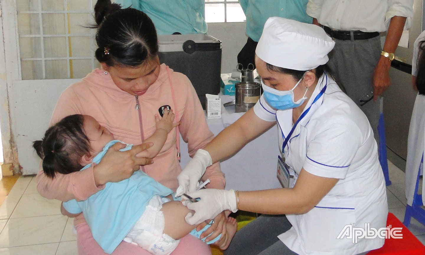 Cho trẻ được tiêm vắc xin đủ liều và đúng lịch là việc làm cần thiết của cha mẹ nhằm bảo vệ con trẻ trước nguy cơ dịch bệnh bại liệt nguy hiểm.