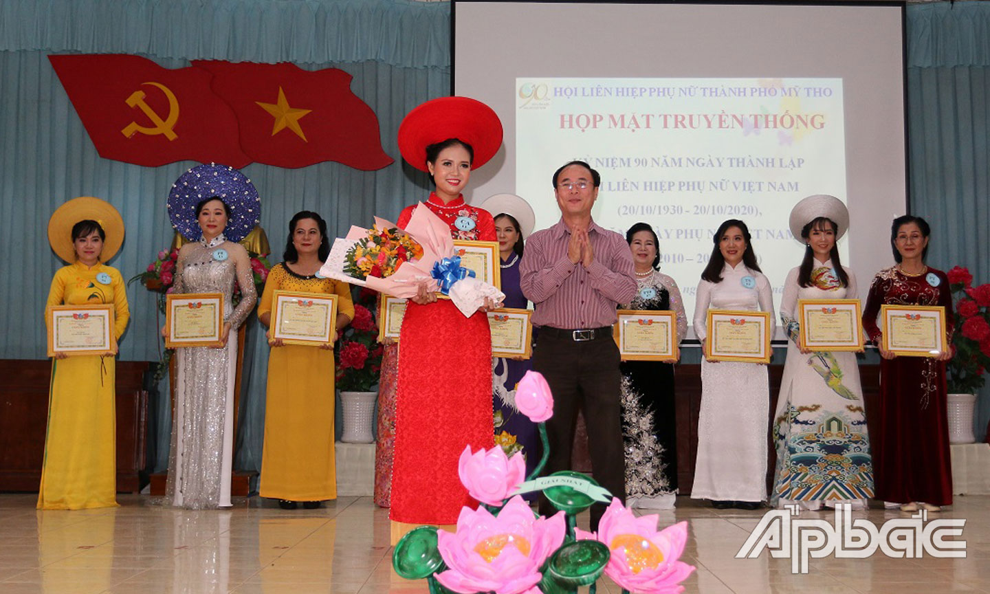 Bí thư Thành ủy Mỹ Tho Trần Kim Trát trao giải I thí sinh Liên hoan áo dài xưa và nay.