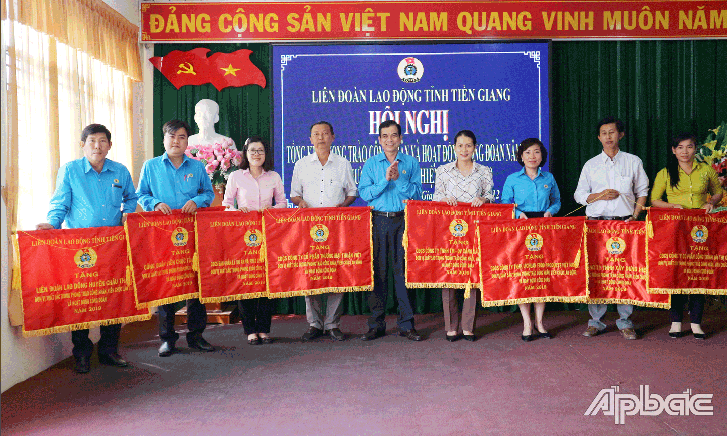 Chủ tịch CĐVC tỉnh Đặng Văn Chiến (thứ 2 từ trái sang) nhận Cờ thi đua xuất sắc của LĐLĐ tỉnh tại Hội nghị tổng kết phong trào công nhân, viên chức, lao động và hoạt động Công đoàn năm 2019.