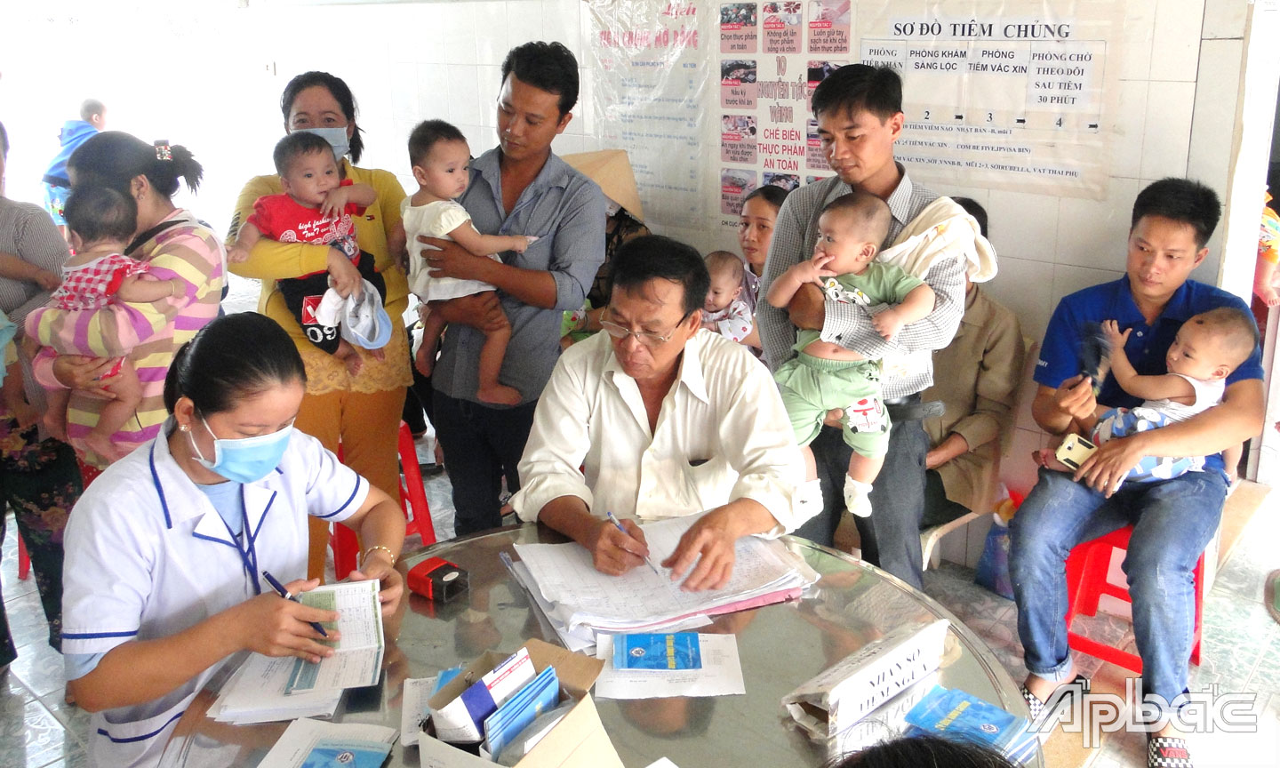 Cho trẻ được tiêm vắc xin đủ liều và đúng lịch là việc làm cần thiết của cha mẹ nhằm bảo vệ con trẻ trước nguy cơ dịch bệnh nguy hiểm.