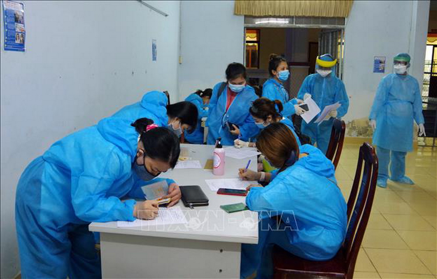 Khai báo y tế phòng dịch COVID-19. Ảnh: TTXVN