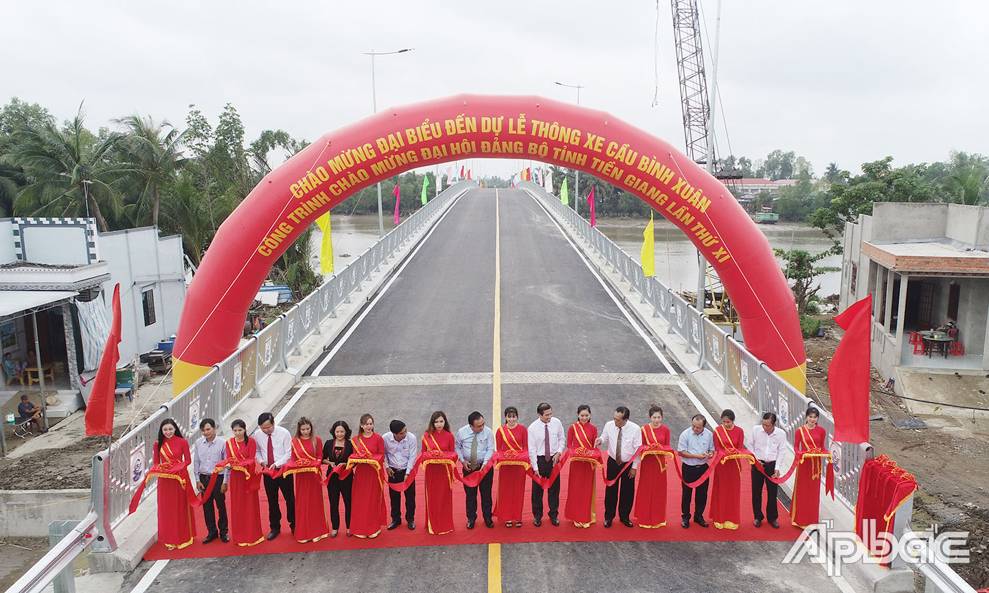 Cắt băng thông xe cầu Bình Xuân (xã Bình Xuân, TX. Gò Công).