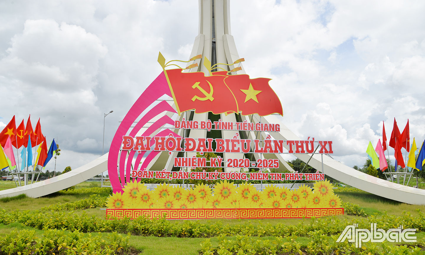 Trang trí cờ, hoa trên các tuyến đường chuẩn bị cho Đại hội.