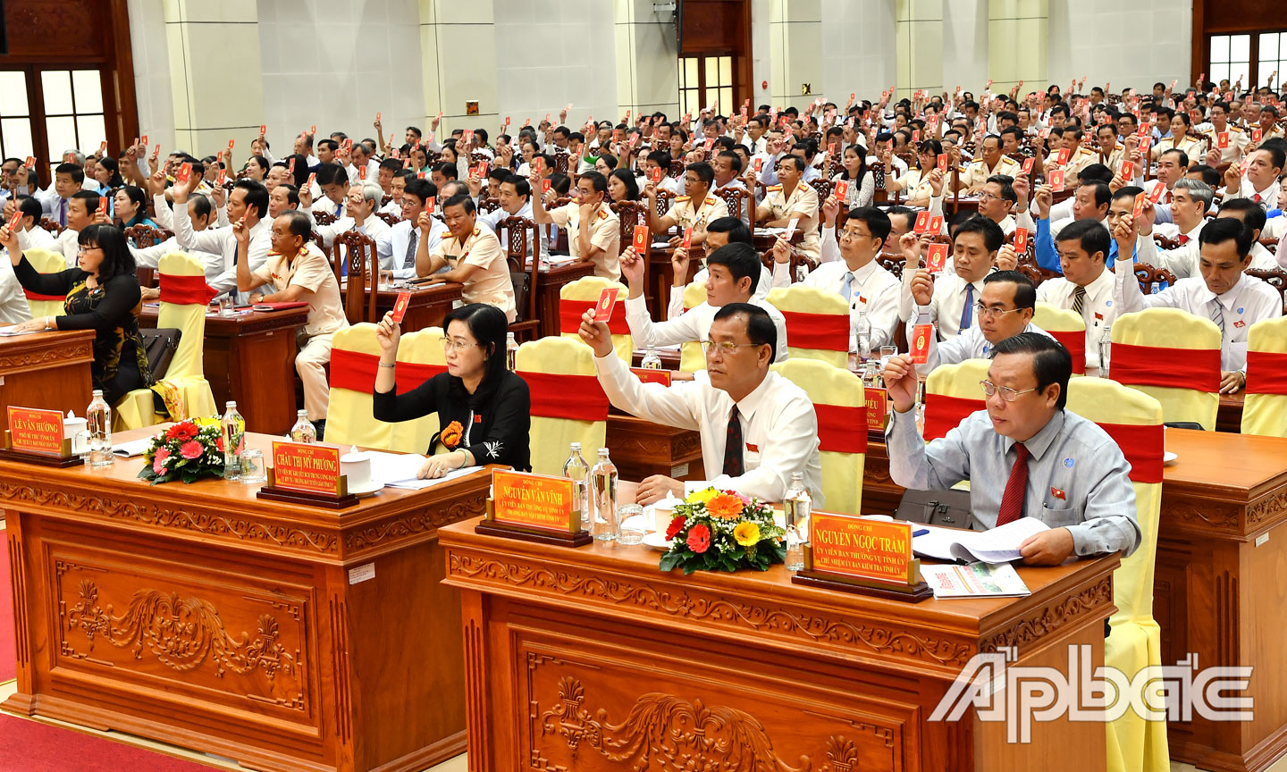 Đại biểu biểu quyết bầu Đoàn Thư ký đại hội