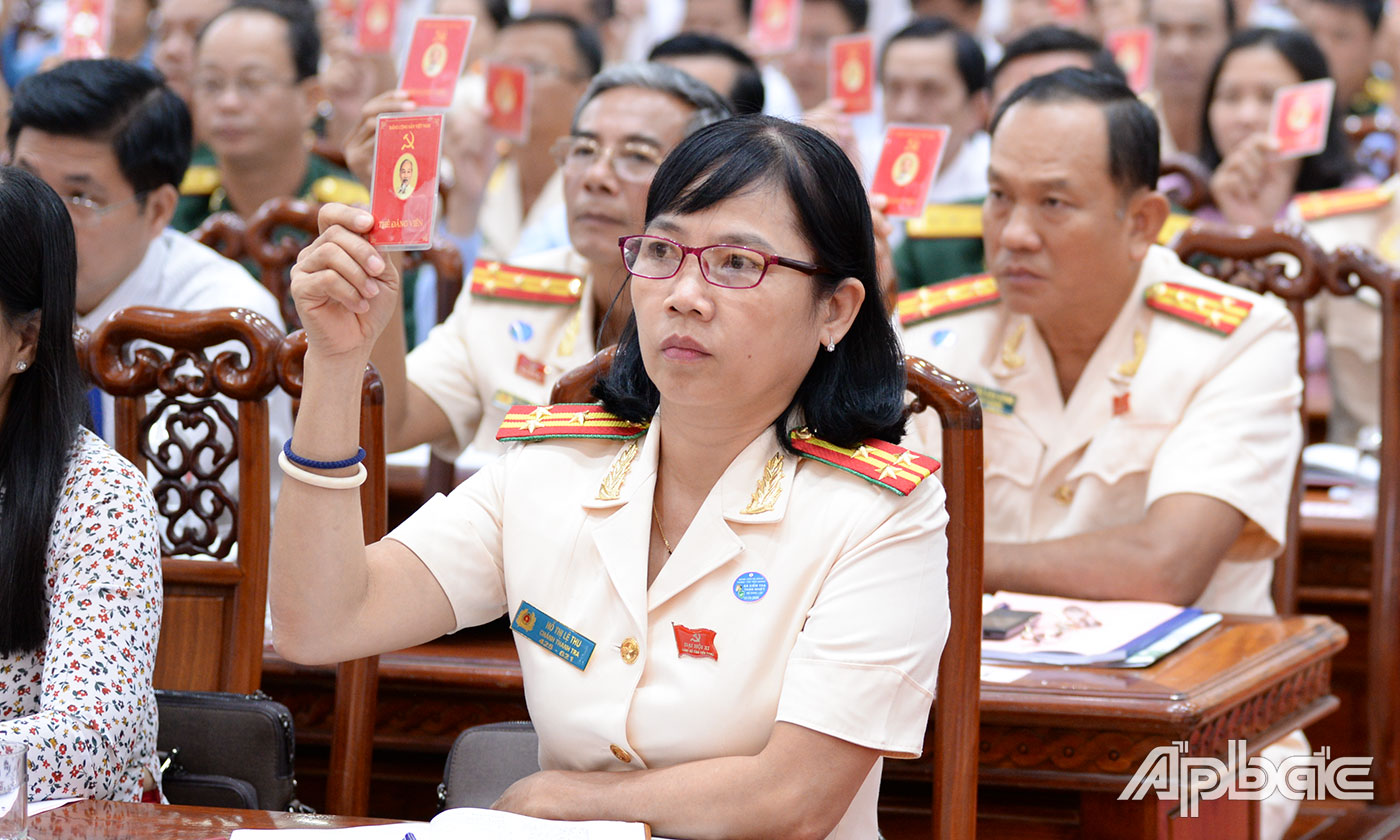 Đại biểu biểu quyết bầu Ban kiểm tra tư cách đại biểu dự Đại hội