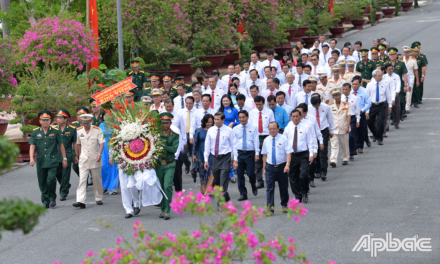 Đoàn đại biểu dự Đại hội đại biểu Đảng bộ tỉnh lần thứ XI viếng Nghĩa trang liệt sĩ tỉnh