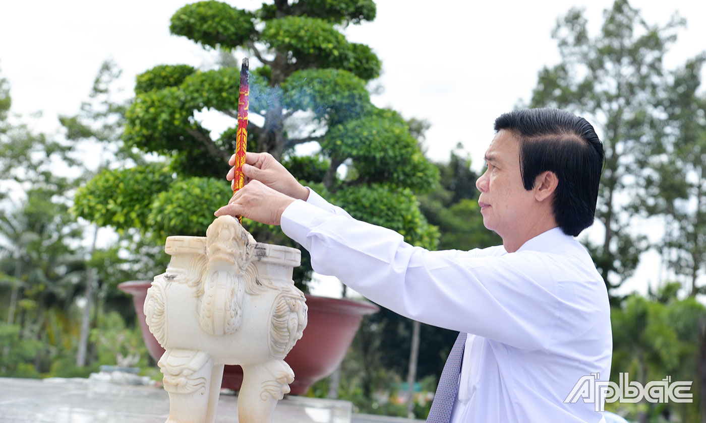 Bí thư Tỉnh ủy Nguyễn Văn Danh dâng hương tưởng nhớ anh hùng liệt sĩ