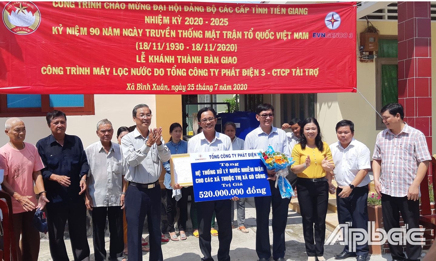 Ủy ban MTTQ tỉnh bàn giao hệ thống xử lý nhiễm mặn cho các xã Bình Đông và Bình Xuân (TX. Gò Công).     Ảnh: H.HẢI