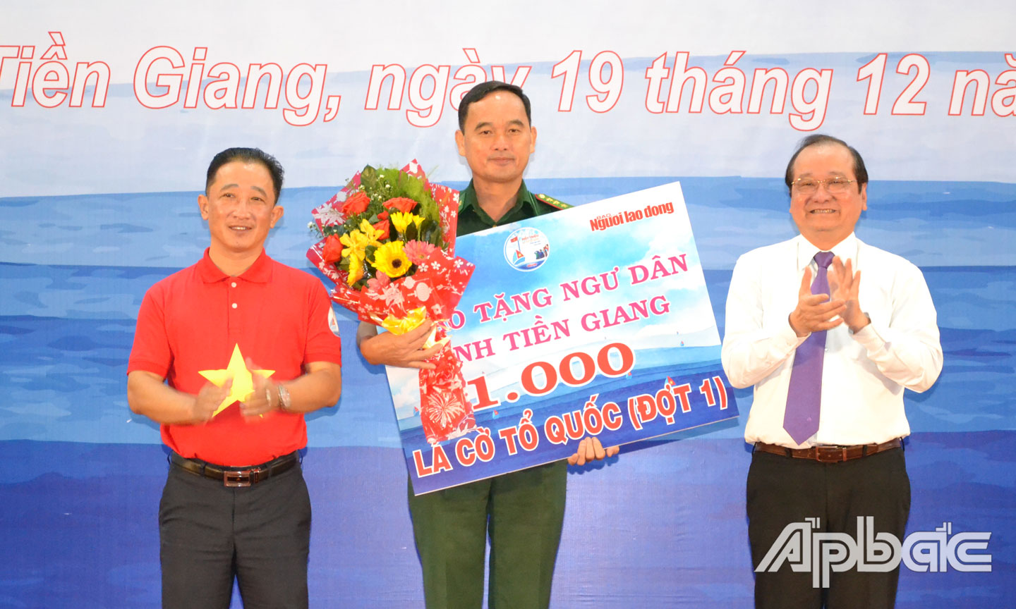 HHDN tỉnh phối hợp với Báo Người Lao Động trao tặng 1.000 lá cờ Tổ quốc cho ngư dân Tiền Giang.