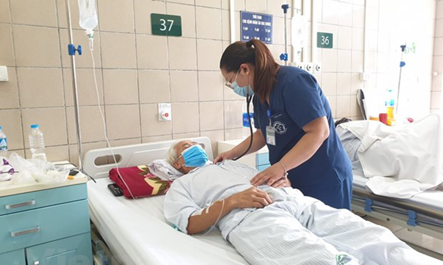 Bác sỹ Phan Thị Lan Hương khám cho bệnh nhân 59 tuổi ngộ độc thuốc diệt chuột thế hệ mới. Ảnh: T.G/Vietnam+