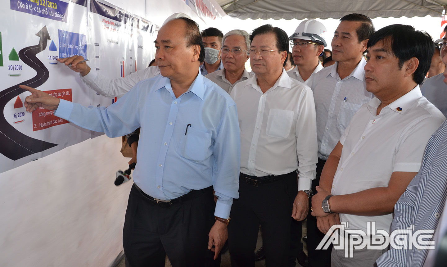 * Trong giai đoạn 2016 - 2020, nhiều lần Thủ tướng Chính phủ Nguyễn Xuân Phúc về thăm và làm việc với Tiền Giang: Dự Hội nghị Xúc tiến đầu tư năm 2018 (ảnh trên), kiểm tra Dự án Đường cao tốc Trung Lương - Mỹ Thuận, thăm vườn sầu riêng…