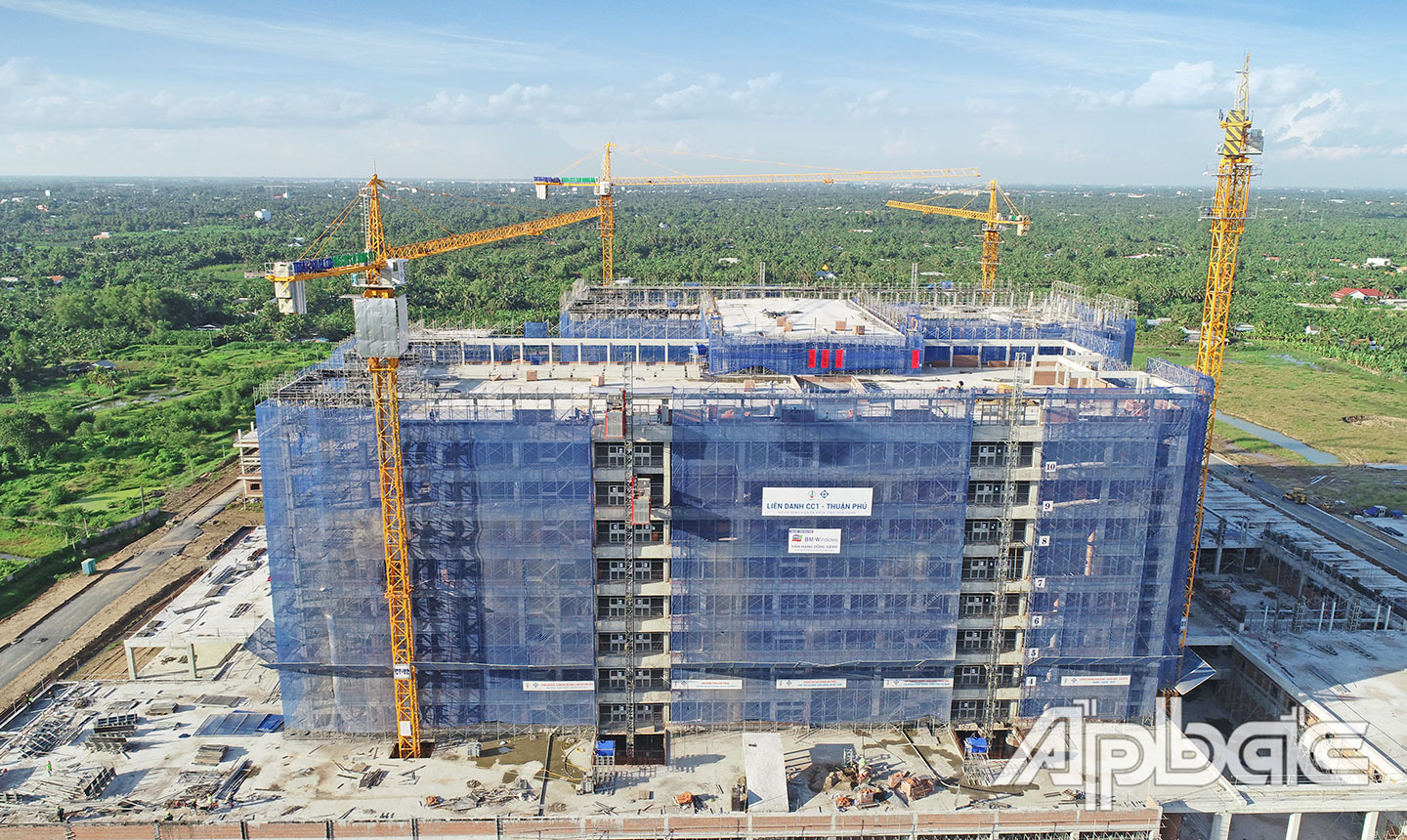 * Dự án Bệnh viện Đa khoa tỉnh Tiền Giang tiến độ xây dựng đạt xấp xỉ 50%.