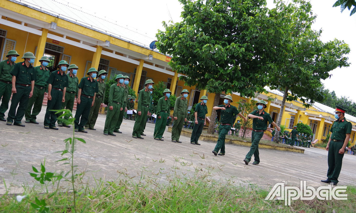 Quân nhân dự bị huấn luyện Điều lệnh đội ngũ. 