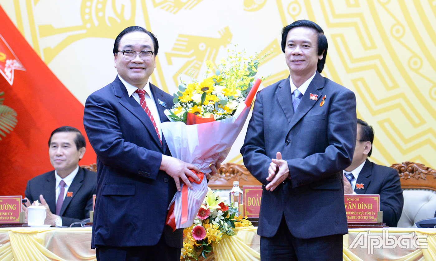 Bí thư Tỉnh ủy Tiền Giang Nguyễn Văn Danh tặng hoa đồng chí Hoàng Trung Hải.