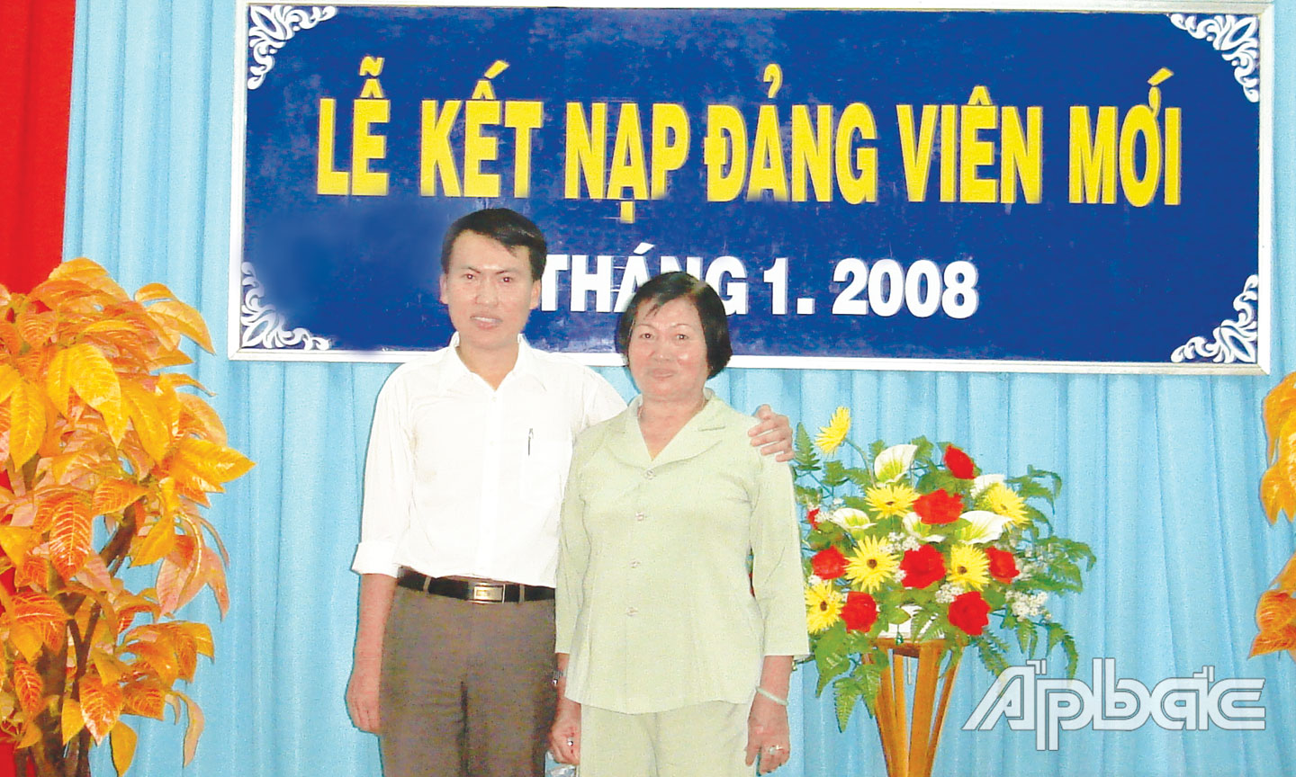 Đồng chí Trương Trọng Nghĩa và mẹ trong ngày kết nạp Đảng (tháng 1-2008).