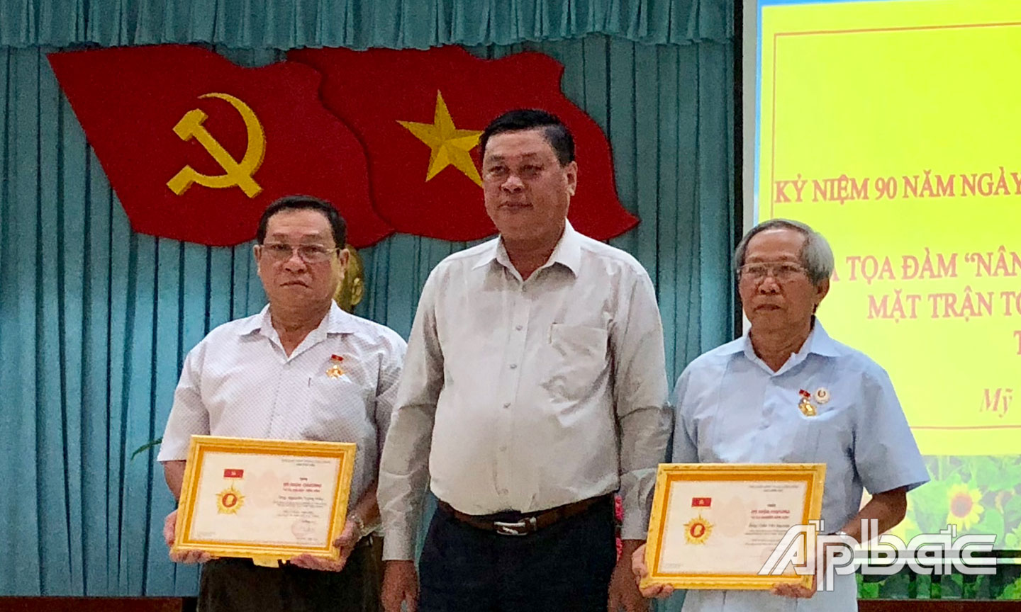 Ông Nguyễn Trọng Hữu, Phó Trưởng Ban Dân vận Tỉnh ủy Tiền Giang trao tặng Kỷ niệm chương “Vì sự nghiệp Dân vận” cho 2 cá nhân.