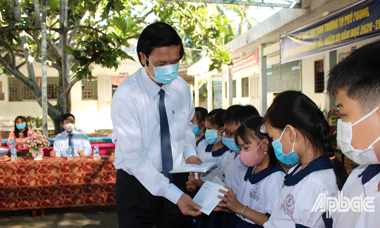 Đồng chí Nguyễn Văn Danh tặng học bổng cho học sinh Trường Tiểu học Phú Phong nhân dịp khai giảng năm học mới 2020 - 2021. 