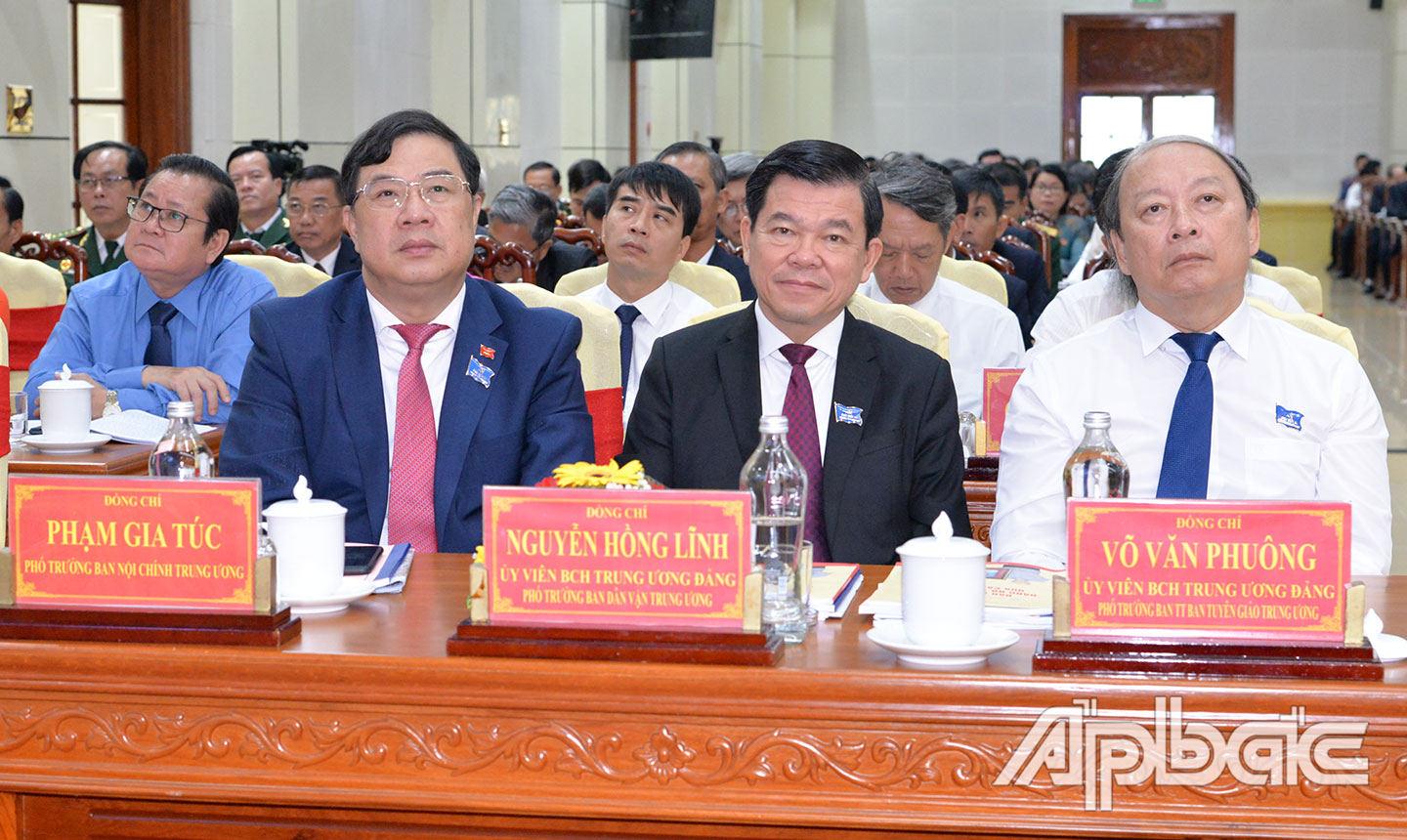 Đại biểu Trung ương và nguyên lãnh đạo tỉnh về dự Đại hội. Ảnh: VĂN THẢO