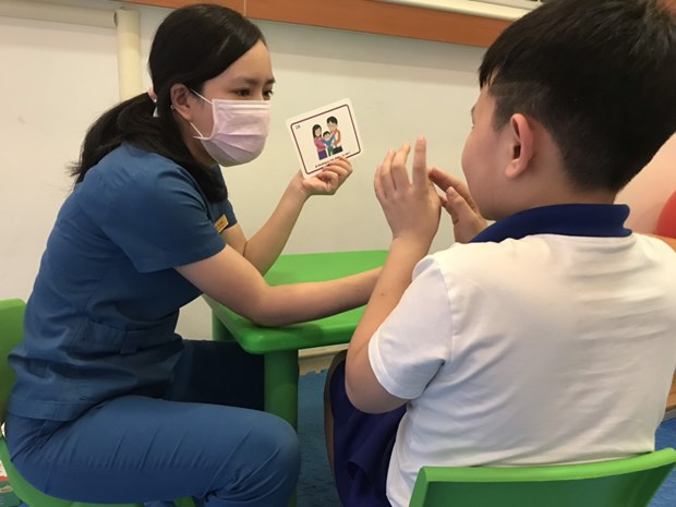Trẻ tự kỷ được hướng dẫn bởi các cô giáo chuyên sâu giáo dục đặc biệt. (Ảnh: PV/Vietnam+)
