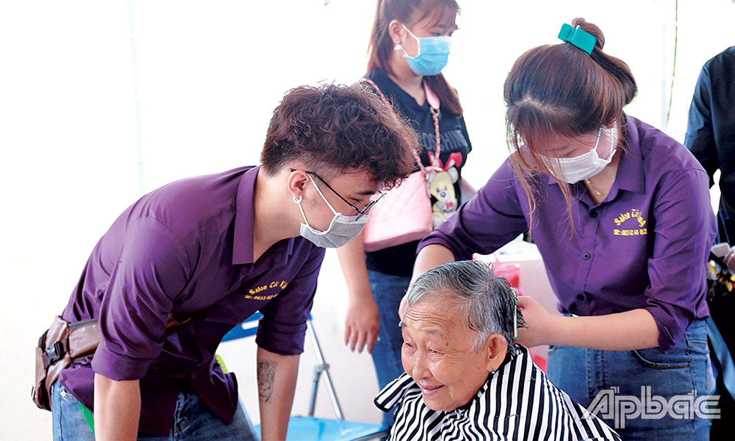 Các thành viên Salon Tóc Vàng tham gia hớt tóc miễn phí cho người cao tuổi. 