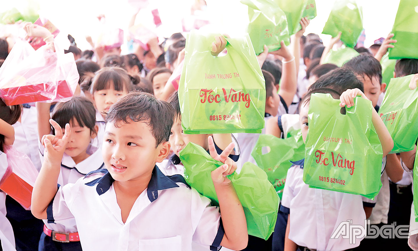 Nhóm từ thiện Salon Tóc Vàng trao tặng quà trung thu cho các em học sinh  có hoàn cảnh khó khăn.    