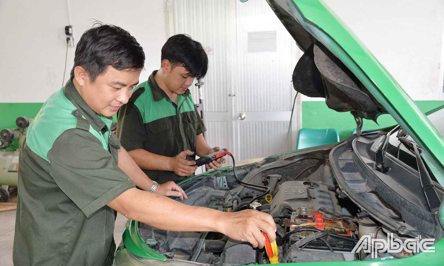 Nhân viên bảo dưỡng xe tại Xưởng bảo dưỡng, sửa chữa phương tiện  của Mai Linh Tiền Giang.