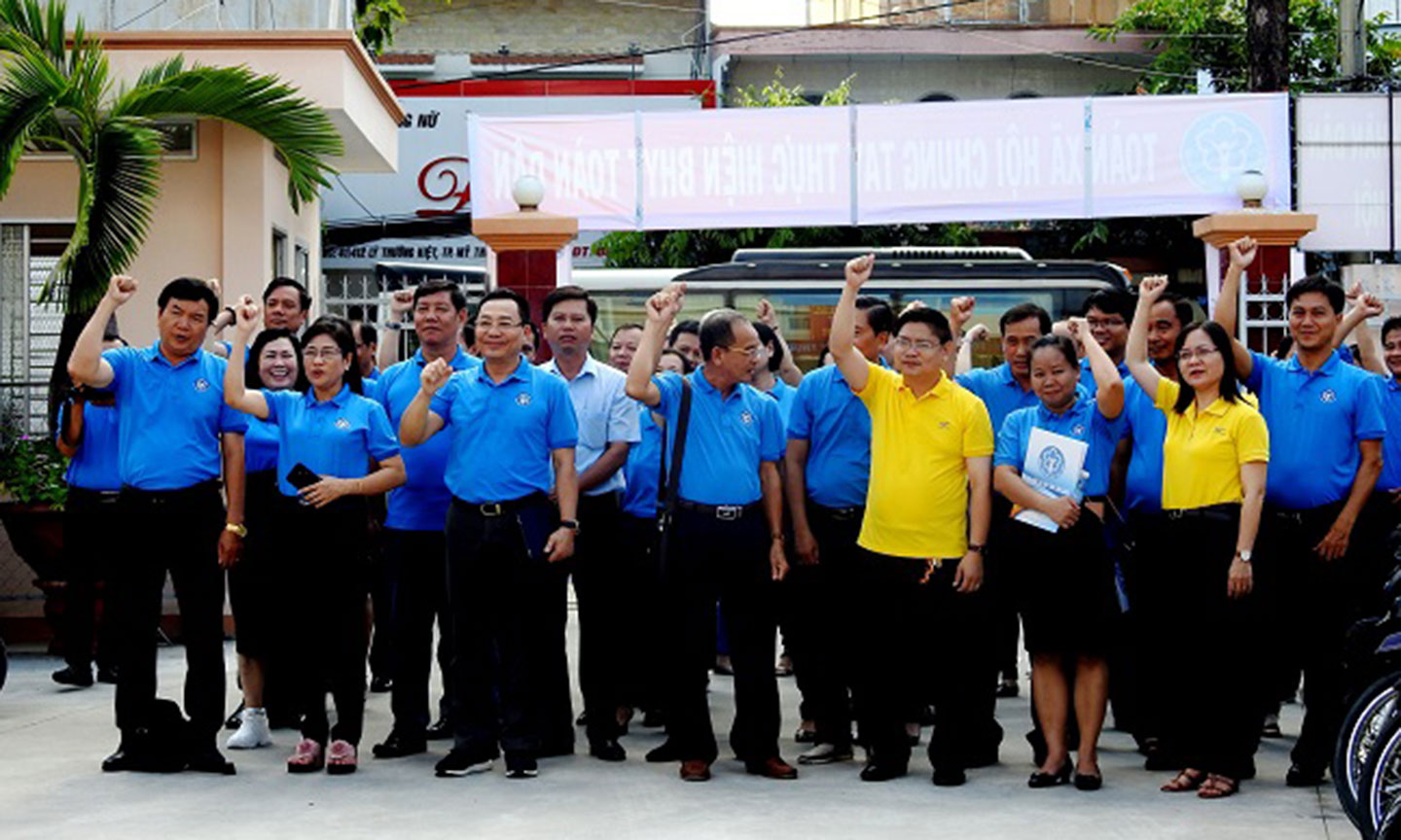Lãnh đạo BHXH tỉnh và các ban ngành trong tỉnh thể hiện sự quyết tâm thực hiện chính sách BHXH, BHYT trong Lễ ra quân hưởng ứng ngày BHYT Việt Nam 11/7.
