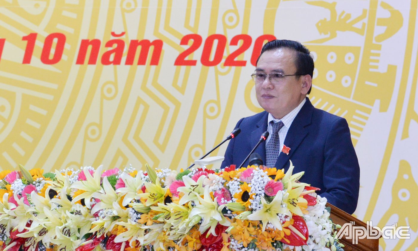 Đồng chí Võ Văn Bình, Phó Bí thư Tỉnh ủy Tiền Giang, nhiệm kỳ 2020 - 2025, thông qua Nghị quyết.