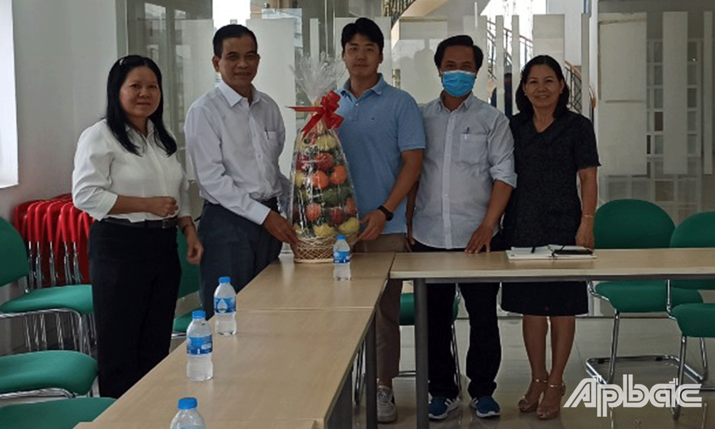 Đồng chí Trương Văn Hiền Chủ tịch LĐLĐ tỉnh Tiền Giang đến thăm hỏi, động viên và tặng phần quà cho đại diện công ty