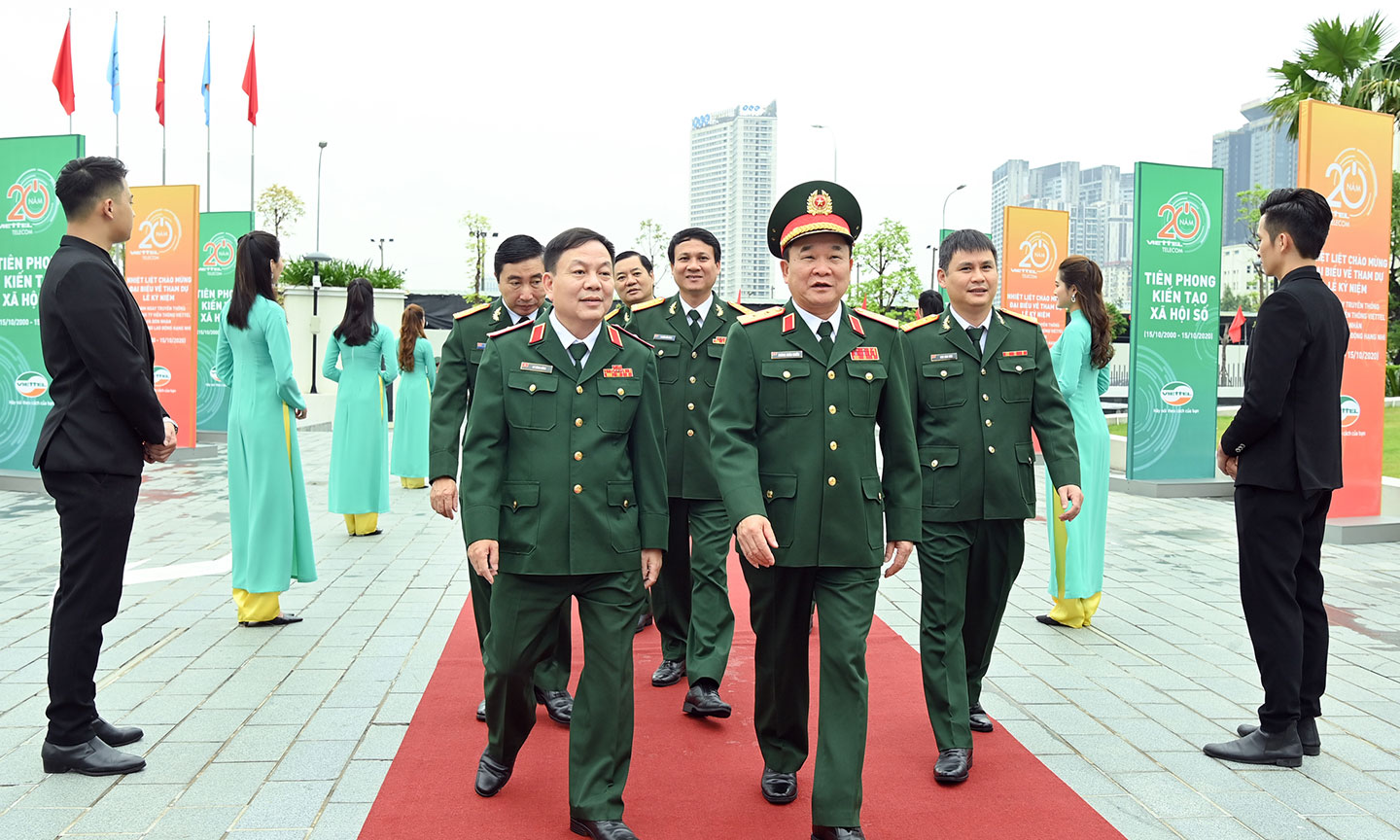Trung tướng Hoàng Xuân Chiến, Ủy viên Trung ương Đảng, Ủy viên Quân ủy Trung ương, Thứ trưởng Bộ Quốc phòng và Thiếu tướng Lê Đăng Dũng, Quyền Chủ tịch kiêm Tổng Giám đốc Tập đoàn Công nghiệp Viễn thông Quân đội tham dự Lễ kỉ niệm.