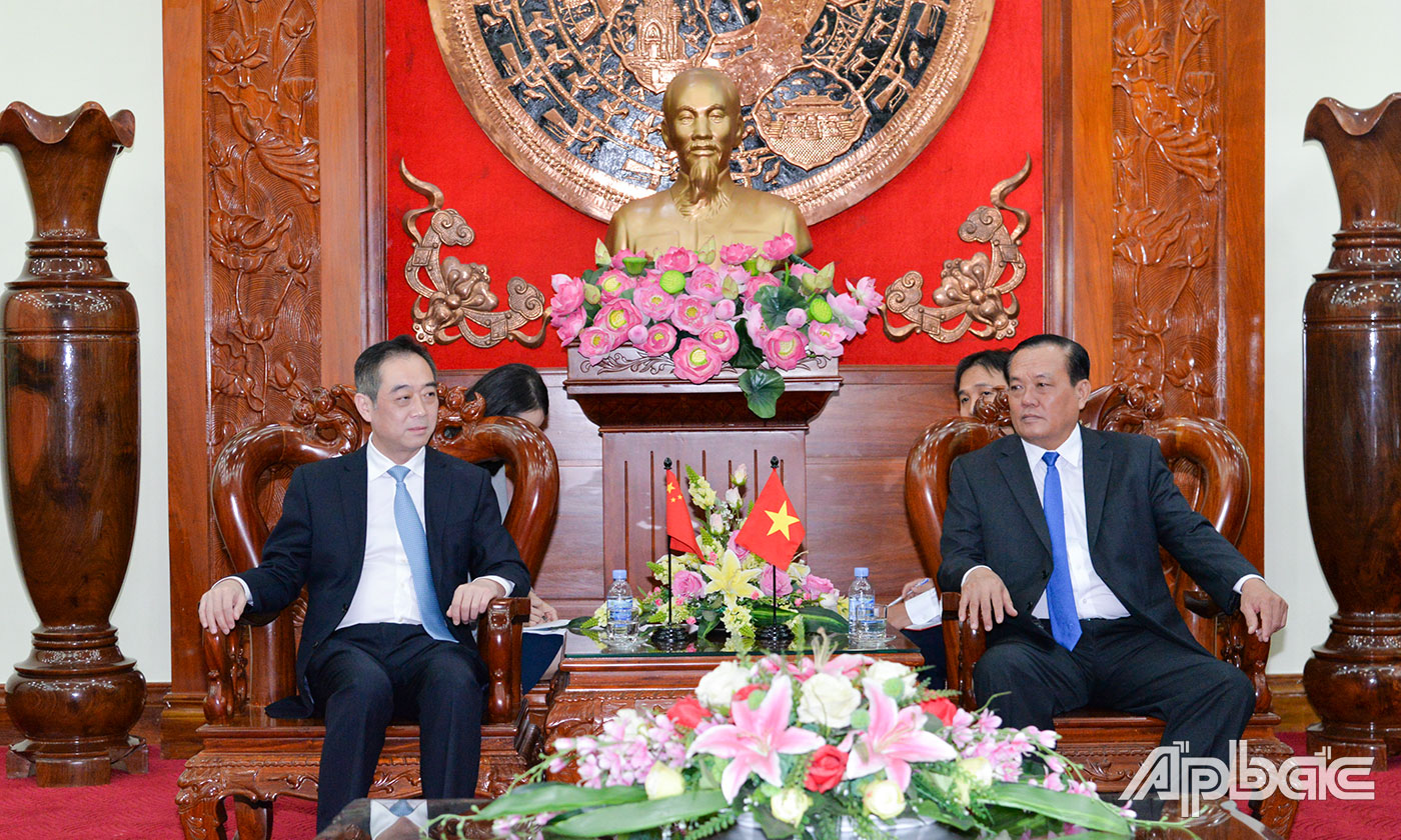 Đồng chí Lê Văn Nghĩa tiếp và làm việc với ông Wu Jun.