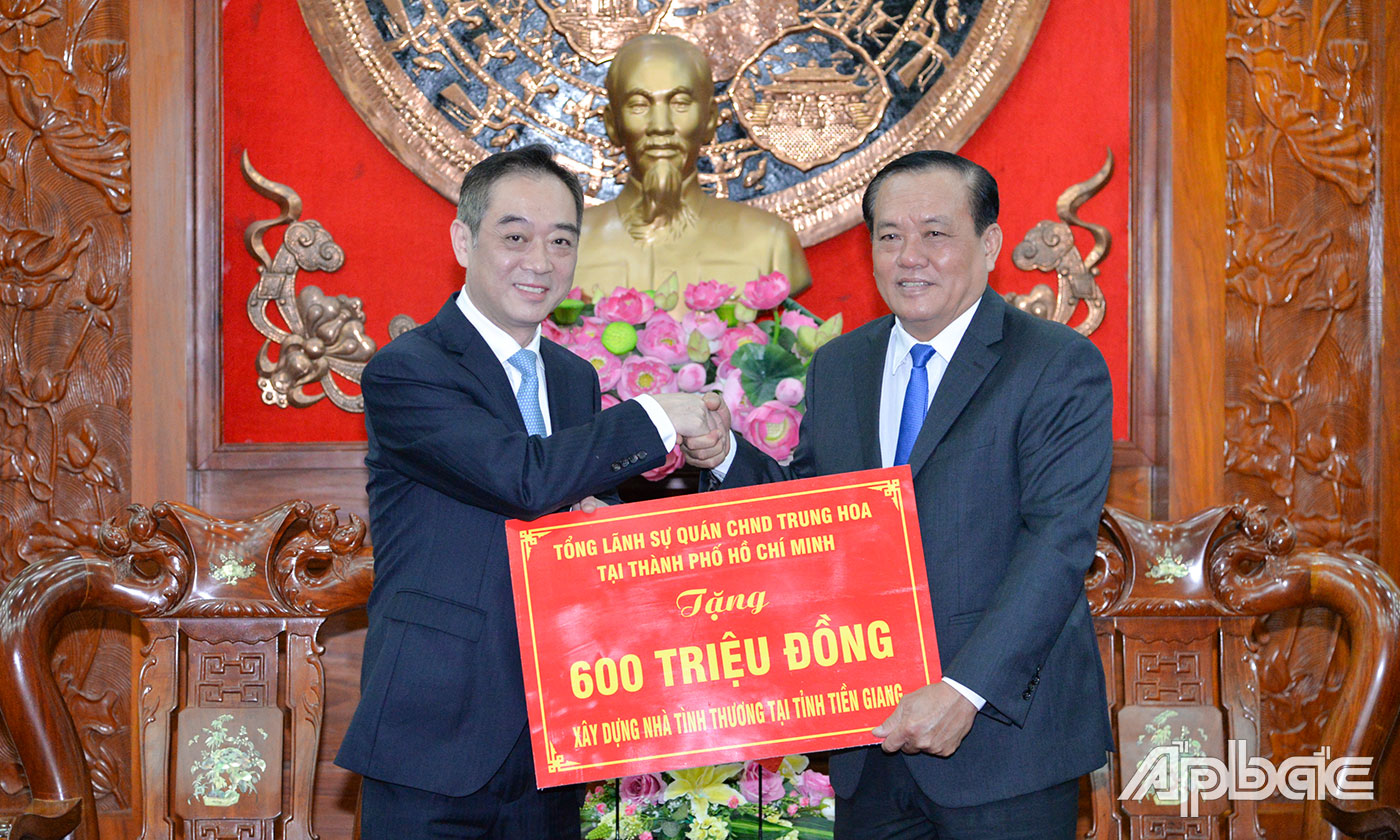 Ông Wu Jun trao bảng tượng trưng 600 triệu đồng của Tổng Lãnh sự quán Trung Quốc tại TP. Hồ Chí Minh cho tỉnh Tiền Giang.