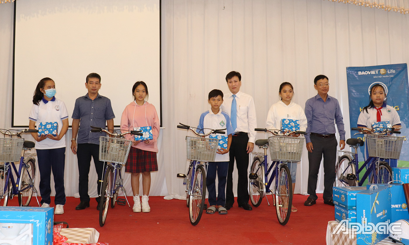 Trao tặng xe đạp cho học sinh có hoàn cảnh khó khăn.