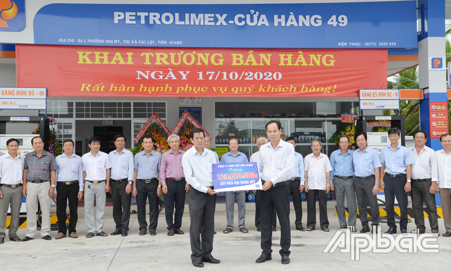 Petrolimex Tiền Giang hỗ trợ xây nhà đại đoàn kết.