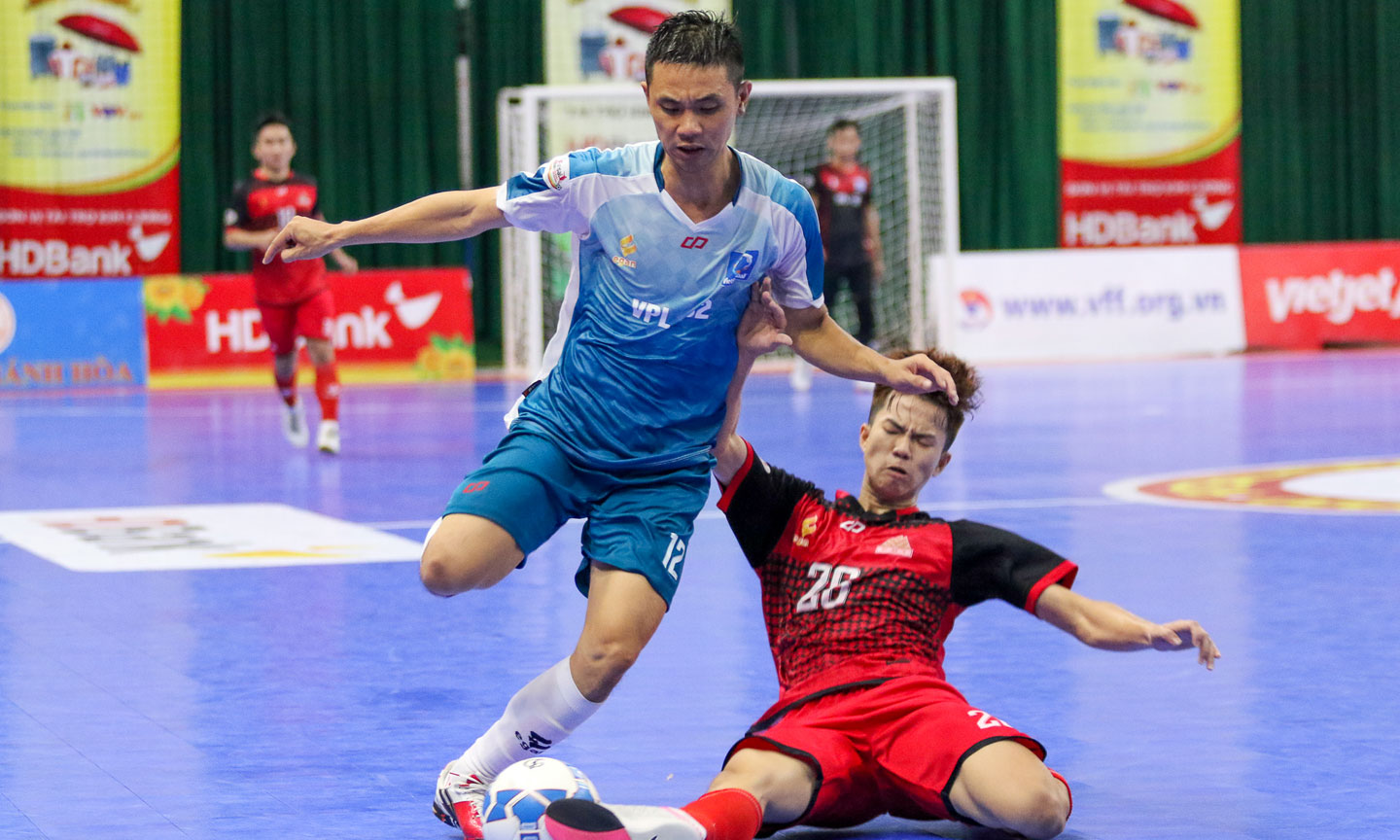 Vietfootball (xanh) gây bất ngờ với chiến thắng 6-3 trước Cao Bằng.