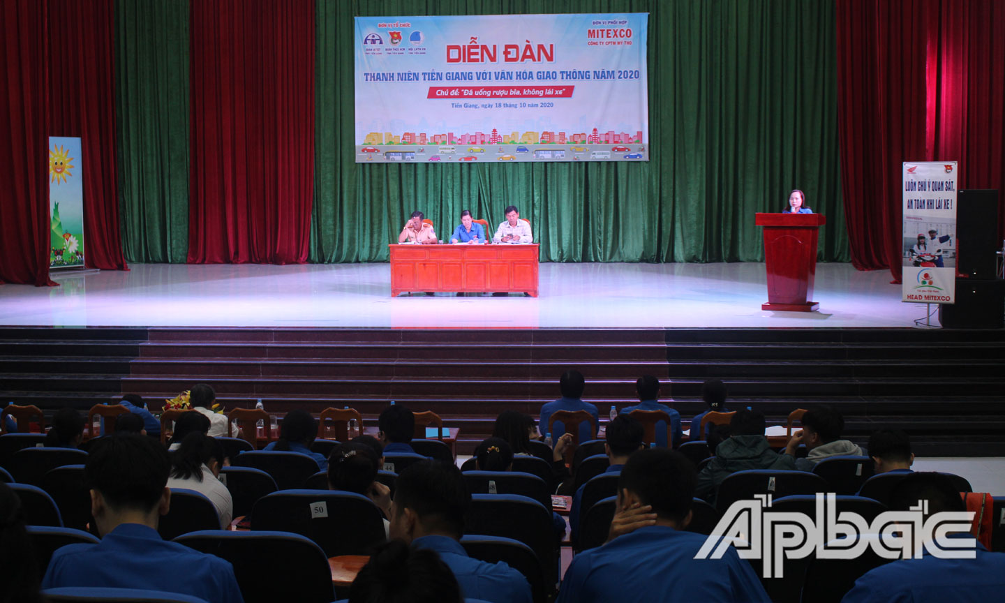 Quang cảnh buổi diễn đàn.