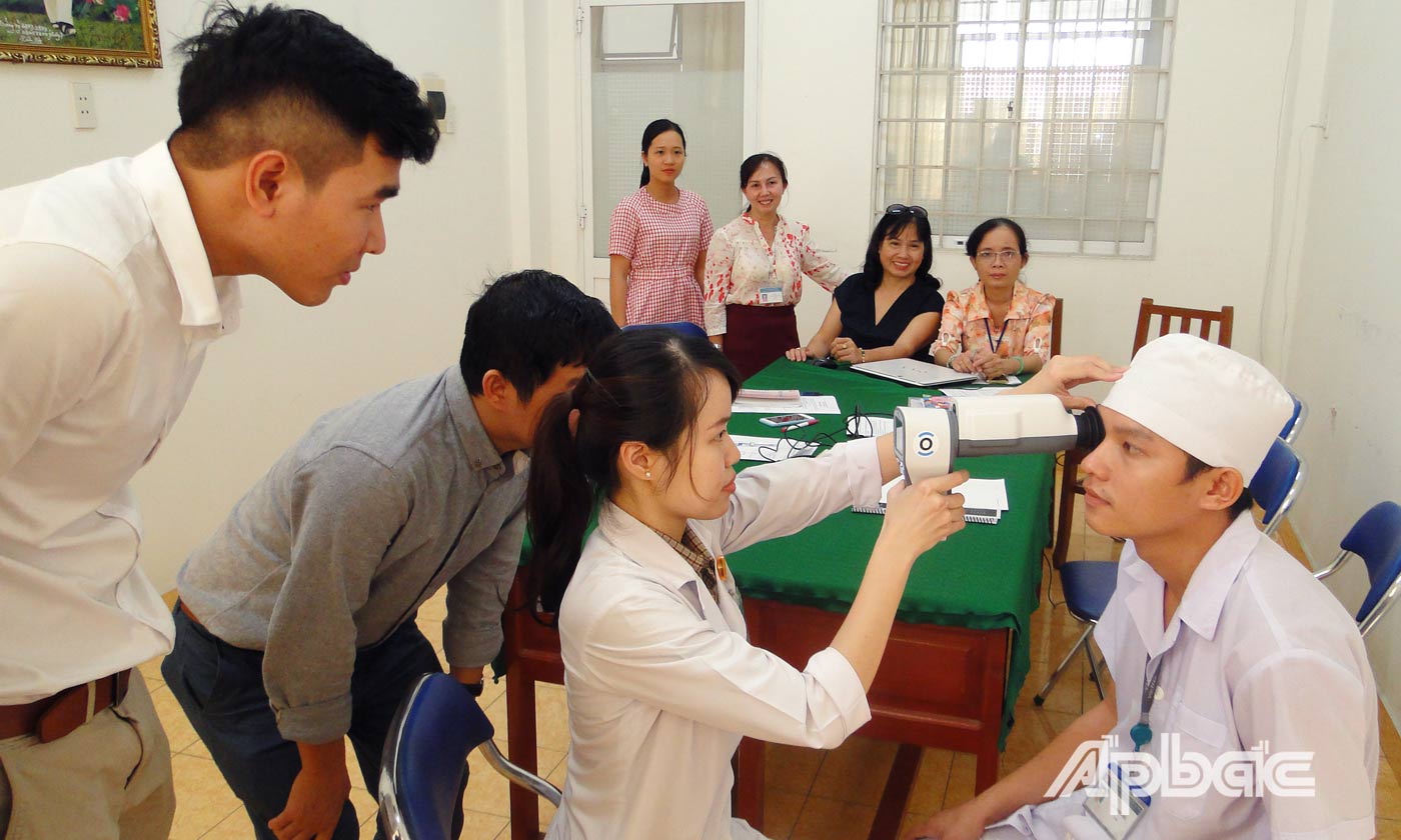 Trung tâm Y tế Thanh phố Mỹ Tho tiếp nhận máy chụp hình đáy mắt để sàng lọc bệnh VMĐTĐ của Dự án “Chăm sóc Mắt toàn diện cho bệnh nhân ĐTĐ khu vực phía Nam…” với nhà tài trợ World Diabetes Foundation và Tổ chức Orbis International đã được triển khai tại tỉnh Tiền Giang.