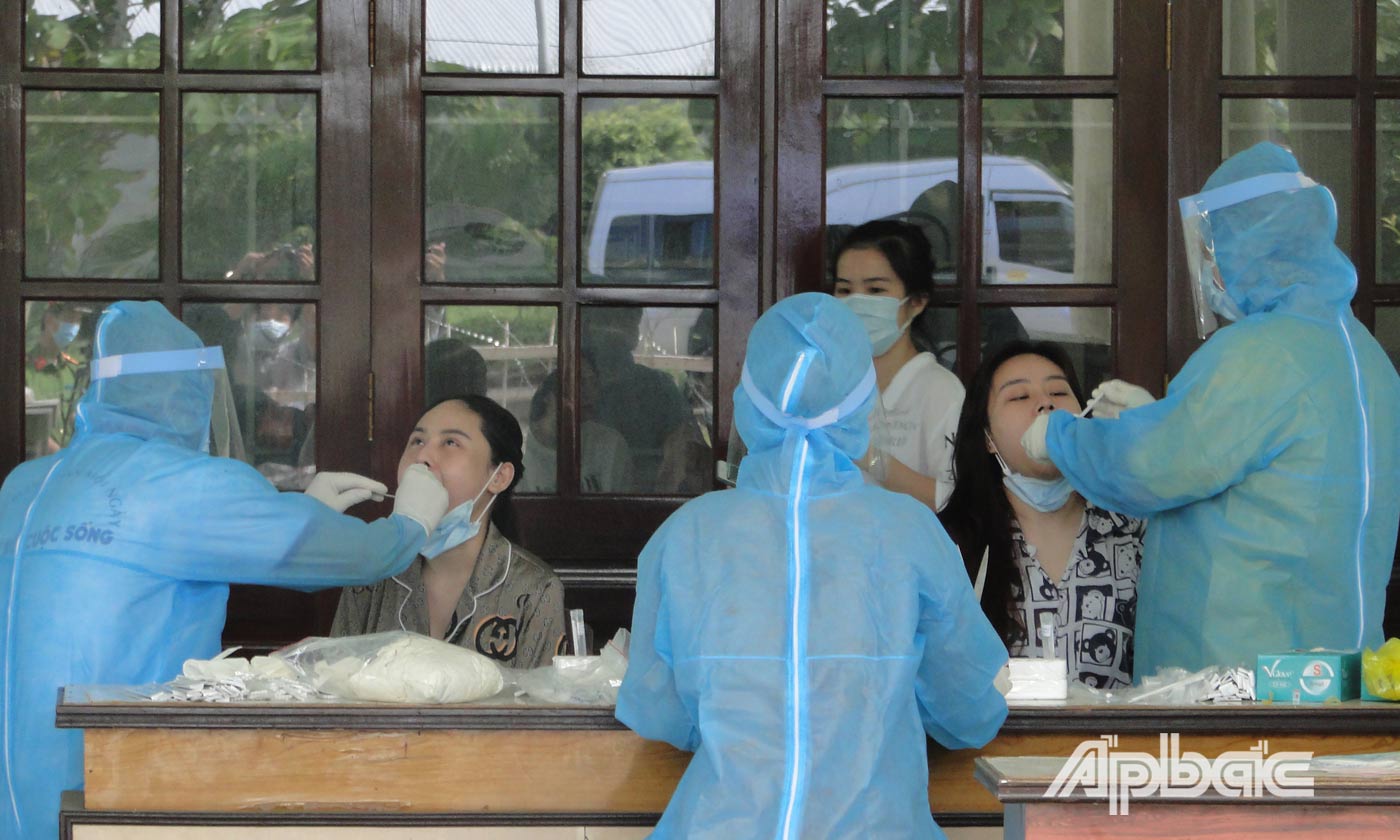 Lấy mẫu  xét nghiệm SARS -CoV-2 cho công dân cách ly. 