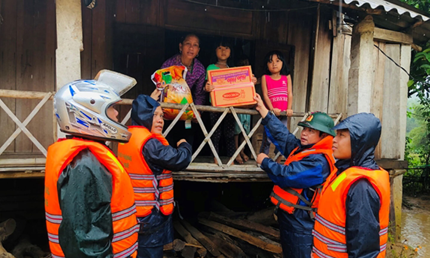 Thủ tướng Chính phủ yêu cầu tổ chức cứu trợ lương thực, nước uống, nhu yếu phẩm cho người dân, nhất là đối với những hộ dân bị mất nhà cửa, những hộ ở vùng ngập sâu chia cắt dài ngày; tuyệt đối không để người dân thiếu đói, thiếu nước uống, không có chỗ ở.