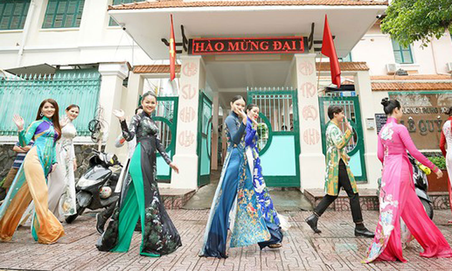 Áo dài trên phố trong Lễ hội Áo dài TPHCM 2020