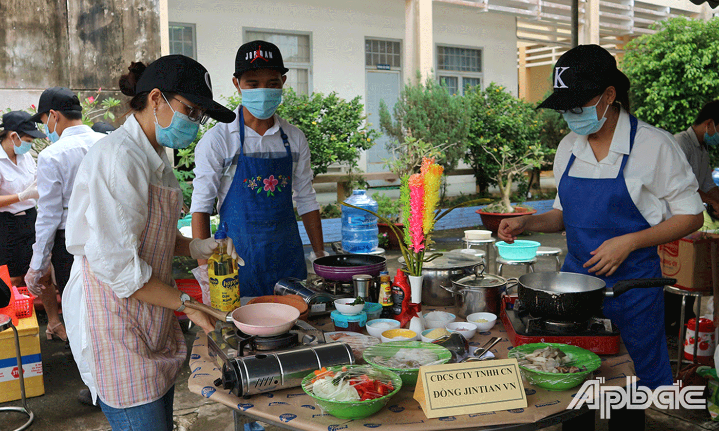 Các đội tham gia hội thi nấu ăn trong buổi họp mặt